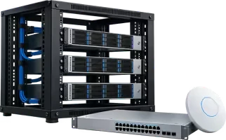 Rack con servidores, switch y punto de acceso